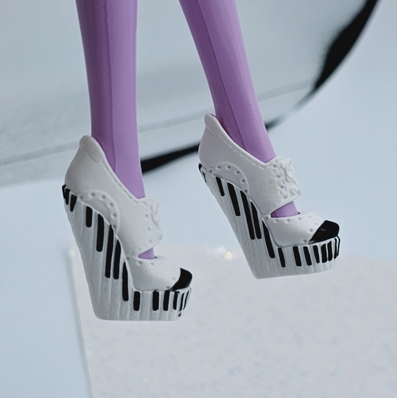 Monster High Operetta Dance Class Doll - Picture 4 of 8